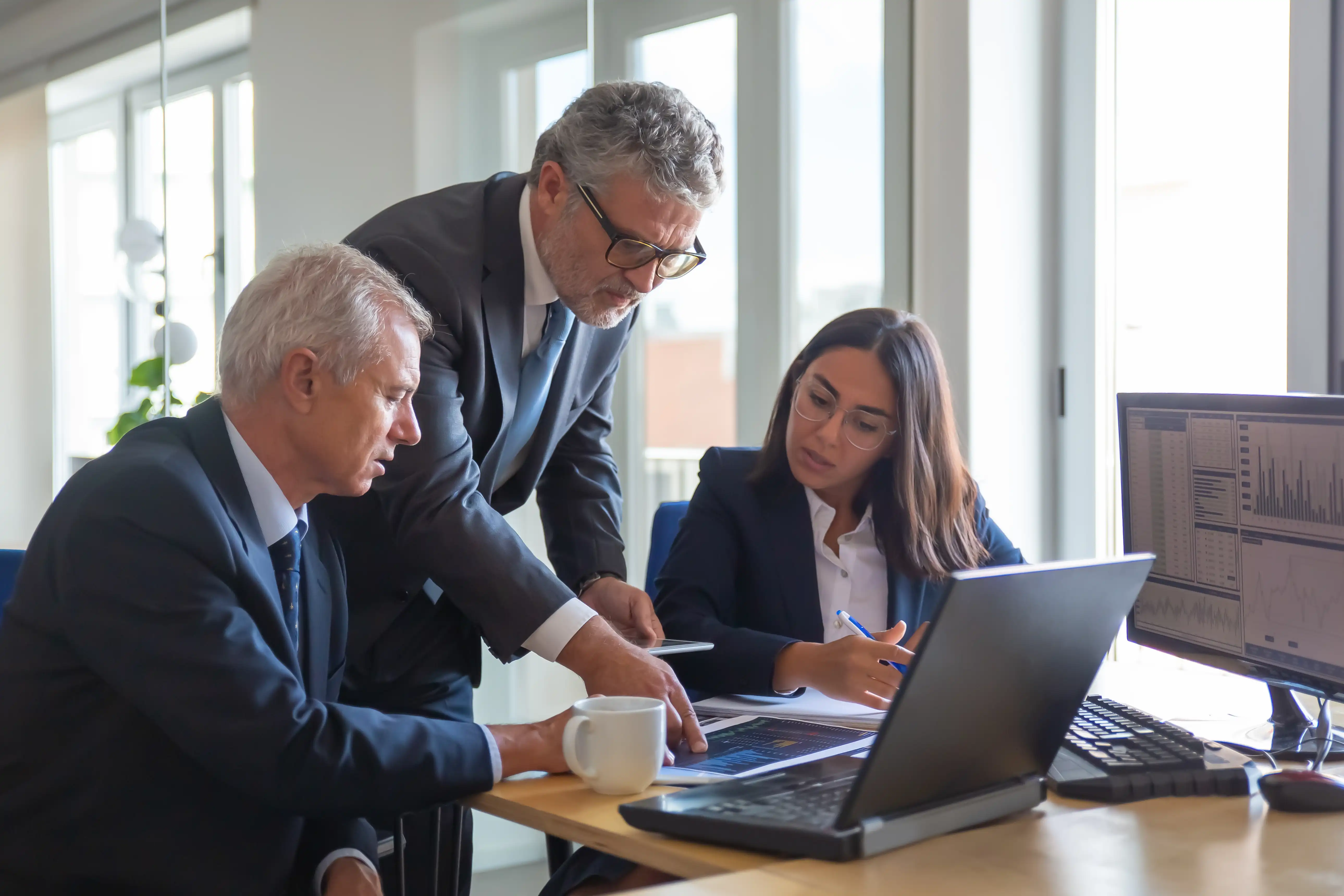 Führungskräfte besprechen Ressourcen für Veränderungen
